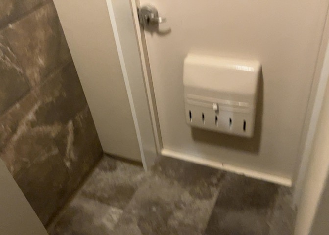 リフォームにより玄関壁タイル貼りおよびシューズボックスの新設を行いました。訪れる人を気持ちよく迎え入れる洗練された玄関スペースです。廊下のクロス貼替も実施され明るい雰囲気が広がっています。
