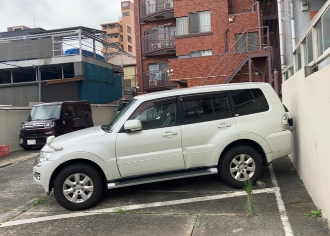 敷地内に駐車場が整備されています。サイズ感や空き状況等の詳細については現地確認やお問合せが必要です。平坦地にある物件のため車出しもスムーズに行え、マイカーをお持ちの方にも適した生活環境です。