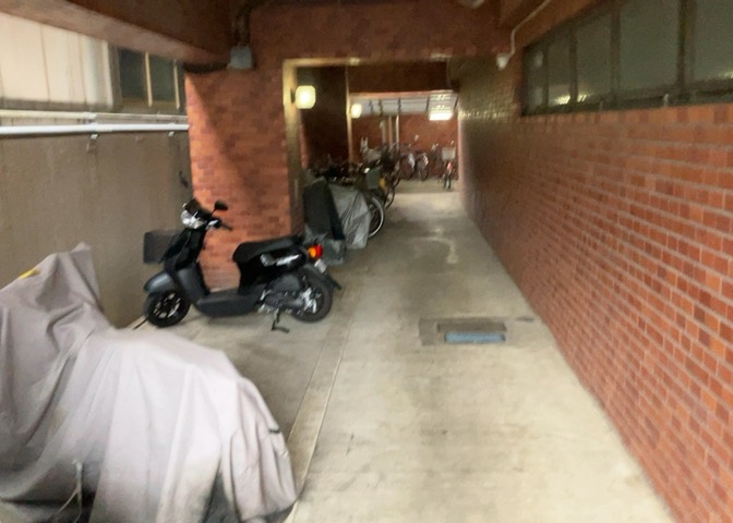 敷地内には自転車用の駐輪場（月額125円）とバイク置場（月額250円）が確保されています。西八王子駅や八王子駅方面への自転車でのアクセスもスムーズ。日常の移動手段が増えて大変便利な設備です。