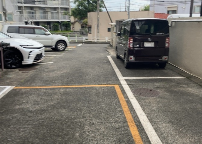 西八王子駅徒歩12分に位置する当マンションの敷地内駐車場です。月額15、000円の平坦な駐車スペースですが、現在の空き状況やお持ちのお車のサイズ、区画位置等は現地内見の際にあわせてご確認ください。
