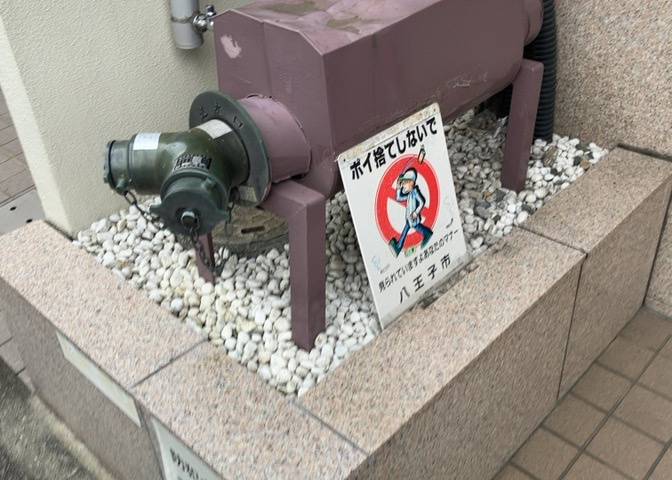 マンションの敷地周りには整備された空間が広がり、整った街並みと調和しています。周辺は平坦な地勢となっており、徒歩での外出やちょっとした散歩なども快適に楽しめる住環境が形成されています。