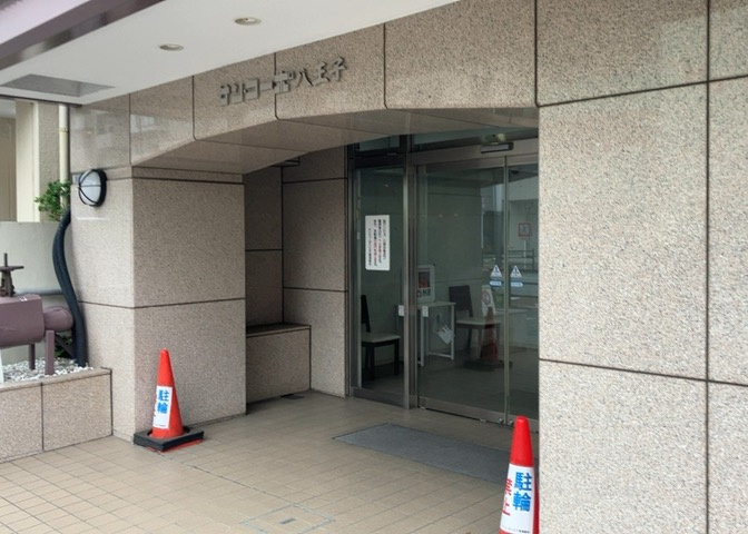 敷地内の共用アプローチや周辺部分は綺麗に維持されています。管理組合による適切な手入れがなされており、居住者が安心して過ごせる空間です。日勤の管理体制のもと清潔感ある共用環境が保たれています。