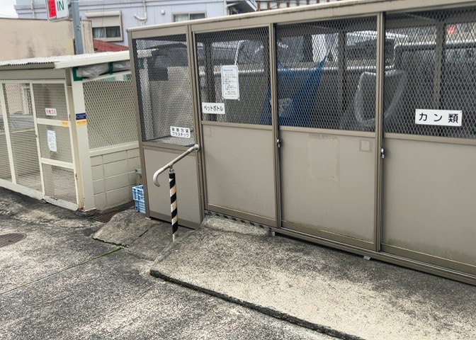 共用部分にはエレベーターが設置されており、5階のお部屋への移動もスムーズで階段の上り下りの負担がありません。荷物が多い日や買い物帰りにも重宝する、毎日の暮らしを快適にする欠かせない設備です。
