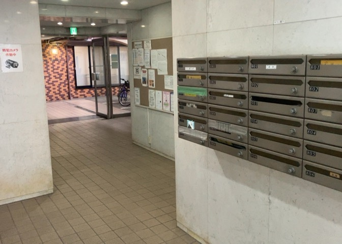 広々としたロビー部分は外壁タイル貼りの外観と調和した上品なデザインです。11階建て大型マンションならではの落ち着いた共用空間が形成されており、住まい全体の質の高さを物語るエントランスホールです。