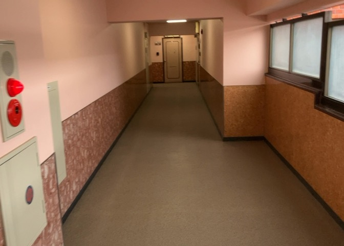 エレベーターや廊下などの共用部は全部委託の日勤管理により清掃・整備が行き届いています。62戸の区分所有者が快適に暮らせるよう整えられており、将来にわたって安心感を持って住まい続けられる環境です。