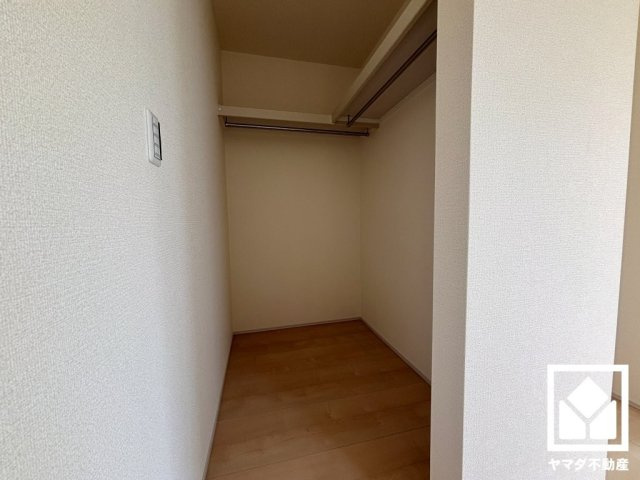 新たに家具を買わなくても良いので、ハンガーパイプ付きのクローゼットは嬉しいですね。