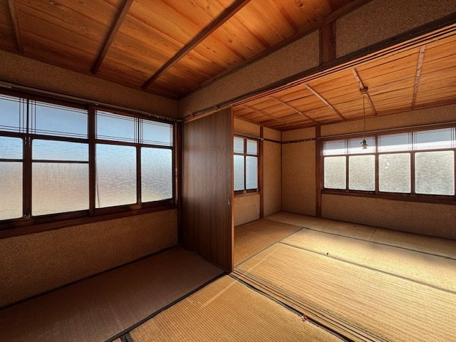 懐かしさもあり味わいのある木製の窓♪