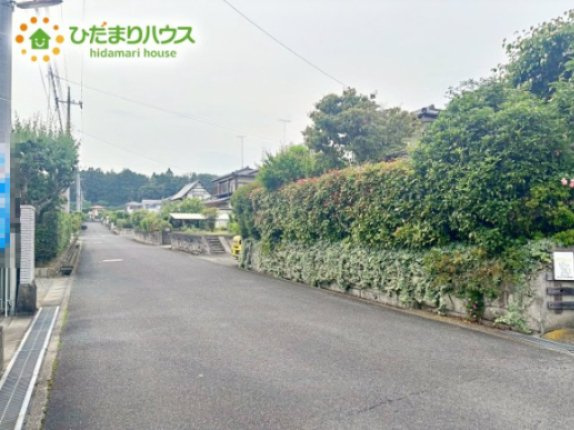 繁華街のようなにぎやかさがないため、車の音や話し声が少なく、静かな生活を望む人に適している閑静な住宅地！