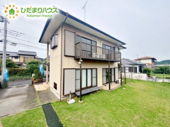 明るい光が差し込む開放感あふれる住まいです。