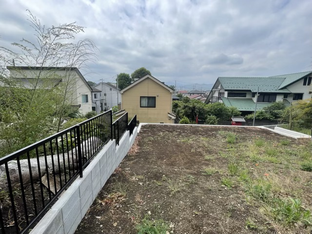過去にその土地が工場やガソリンスタンドだった場合、土壌汚染の可能性があります。過去の用途は、不動産会社のほか、各市町村の役場でも確認が可能です。売土地の地歴が気になる場合は当社までお問い合わせ下さい。