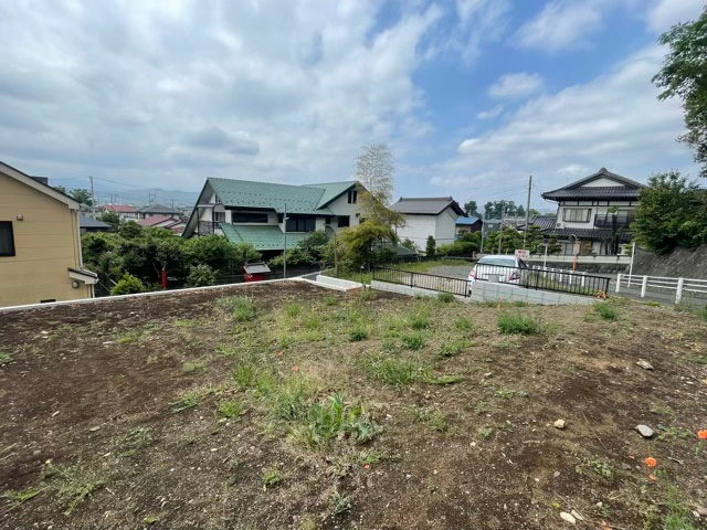 土地の形が極端に長細かったり、狭小地、あるいは道路との高低差がある傾斜地だった場合、後々売ろうとしても買い手がつかない場合もあります。後々、売却することになった時に価値の下がらない土地を選びましょう。