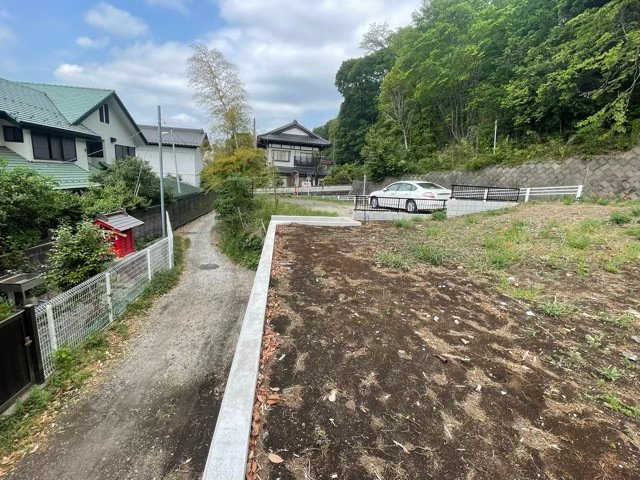 土地の面積＝住宅面積ではありません。建ぺい率の問題などで、土地のある場所によって住宅を建てられる面積は限られています。高さもしかり、「土地」という言葉の中には、建築条件も含まれると考えておきましょう。