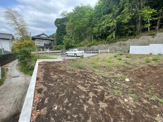 家を建てる場合、方位は要チェックです。現実的に日当たりのよい家ならばリビングは南側、建築基準法でも北側に当たる家への配慮は求められています。土地を見学に行く際は、方位磁針を持って行くようにしましょう。
