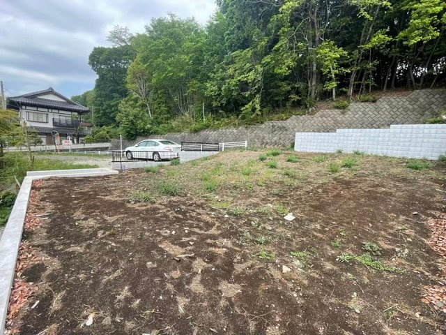 土地を買う際、住む地域の自治体や福祉の補助制度にも注目してみましょう。子供や老人の医療補助やゴミ出しのルールなど、自治体によってルールに大きな違いがあるため、暮らしやすい土地で判断するとよいでしょう。