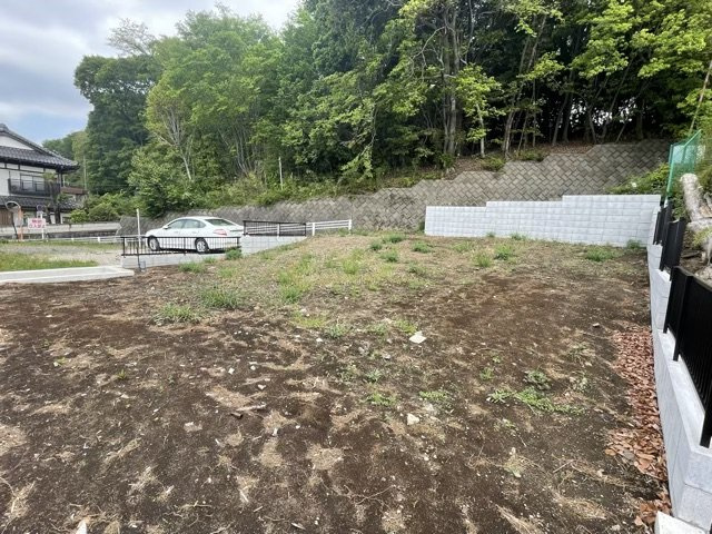 土地の前の道路に消火栓が設置されていることがあります。この場合、道路交通法第45条第1項により、駐車禁止の場所が指定されています。そのため、車庫などの駐車スペースをつくることができない場合があります。
