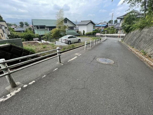 お持ちの車種によっては前面道路が広い方が便利でしょう。しかし、前面道路が広ければその分交通量が多くなるため、騒音などが気になる場合があります。実際に現地を見学し、周辺交通量や騒音などを確認しましょう！