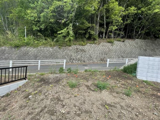 住宅用の土地では前面道路に2m以上接していなければならないと法律で定められています。しかし、お持ちの車のサイズやライフスタイルなどにより、2mでは利便が悪い場合もございますので、事前に確認しましょう。
