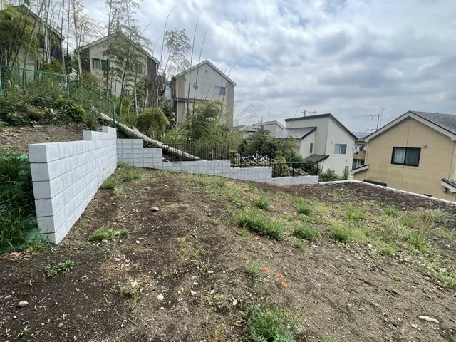 現地に行くなら、物件の周囲の地形がどうなっているかを見ることも大切です。周辺より低くなっている土地では、大雨などで水が集まりやすいため、地盤が弱くなっているということも考えられるため、注意が必要です。