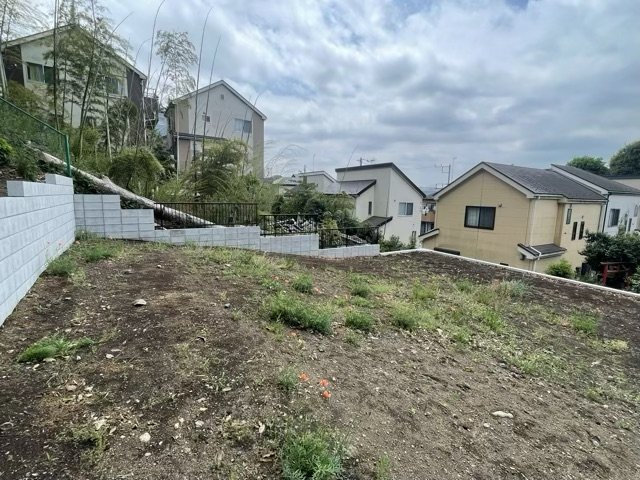 隣家の土地はどうなっているのか、生活利便施設が近くにあるのか、学校まで近いかなど、お客様のライフスタイルにあわせたイメージが重要です。また、近くにあると困る施設が近くにないかも確認するといいでしょう。