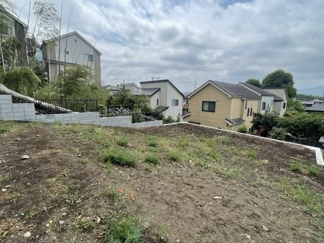 土地購入を検討されている場合、境界杭がない状態で購入してしまうと境界確定測量をする必要があり、費用がかかります。購入の前に、売主、隣土地所有者立ち合いのもと境界を確定し境界杭を設置するのがベストです。