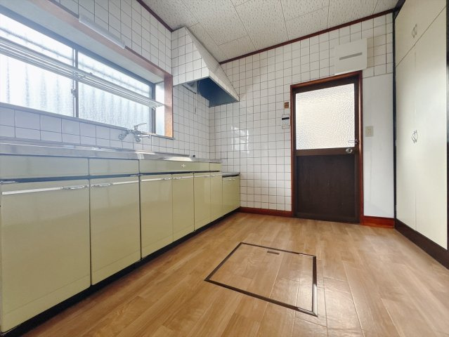 ■キッチン｜大きなお鍋や調理用具のも出し入れラクラクな収納がたっぷり！毎日使う場所だからこそ、無理のない姿勢で作業できるのは嬉しいポイントですね(*＾＾*)♪