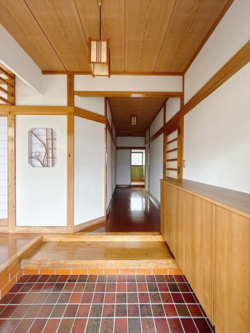 ■玄関｜急な来客時にもすぐに物がしまえるので便利です。「いつもキレイな玄関だね」とお友達やご近所さんに羨ましがられると気分も上がります♪