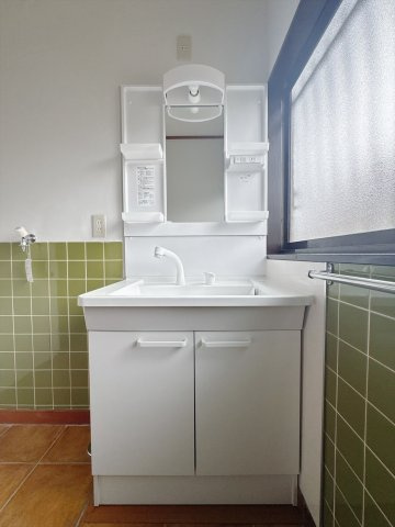 ■洗面室｜大きな鏡で朝の身支度もラクラク♪窓があるので換気の際も楽ちんです♪