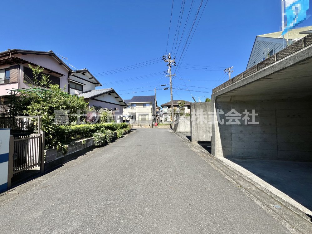 前面道路含む現地写真です