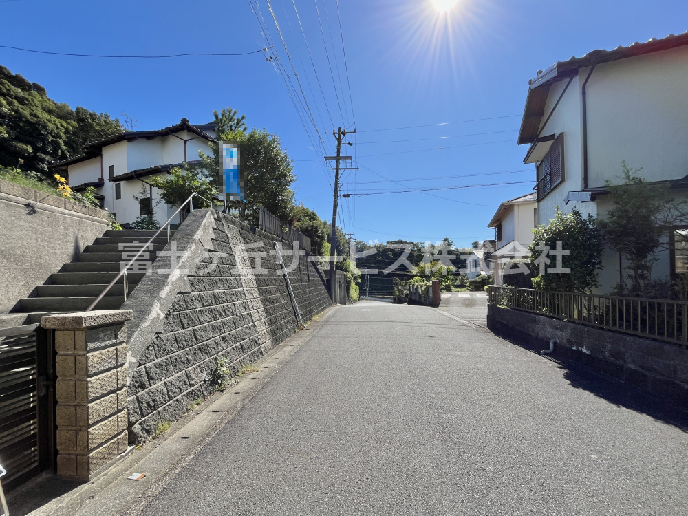 前面道路含む現地写真です