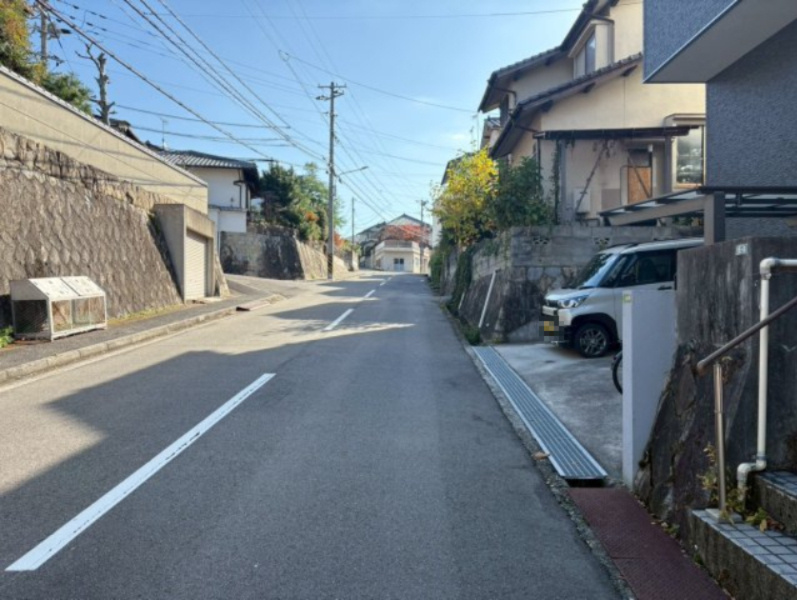 約7.3ｍのゆとりある前面道路は見通しが良く、車のすれ違いもスムーズで安心です。周辺は静かな住宅街で、車通りも比較的落ち着き、日常の暮らしやすさを感じられます。徒歩での移動も快適です。