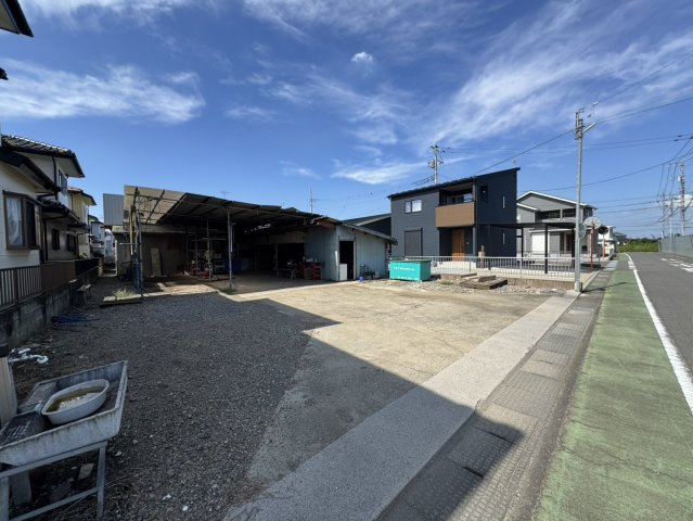 周辺は閑静な住宅地です。クスリのアオキ徒歩5分。