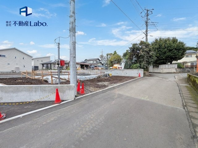 前面道路も5Mあるので圧迫感もありません。　