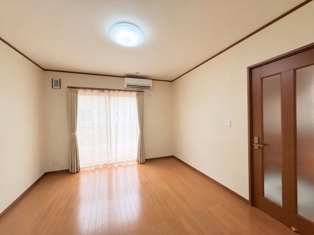 木目調のフローリングと明るい壁紙が調和し、落ち着いた雰囲気の空間。大きな窓から自然光が入り、室内を明るく演出。LDKに隣接しているため、客間やお子様の遊び場、暮らしに合わせて多目的に活用。