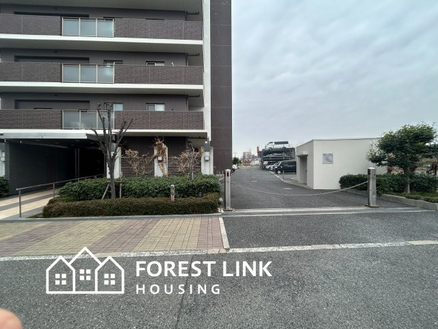 アプローチはフラットに整備され、車路も広く確保されているため、入出庫もスムーズに行えます。