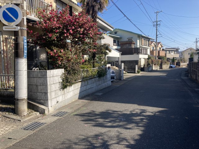 前面道路は6.1ｍありますので車庫入れも問題ありません。