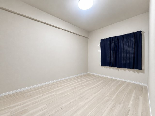 落ち着いた雰囲気の洋室。寝室や書斎、趣味のお部屋など多用途にお使いいただけます！※画像加工により家具等を消去しています