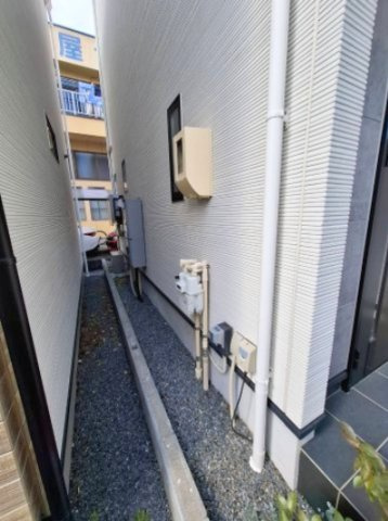 建物の間に空間があり風の通り道ができ、湿気が溜まりにくくなるため、快適な住環境を維持しやすくなります