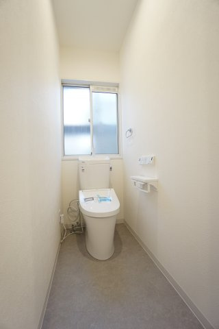 温水洗浄便座付きトイレ交換済み！1階のトイレになります♪