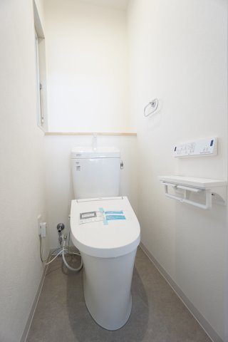 温水洗浄便座付きトイレ交換！2階のトイレになります♪