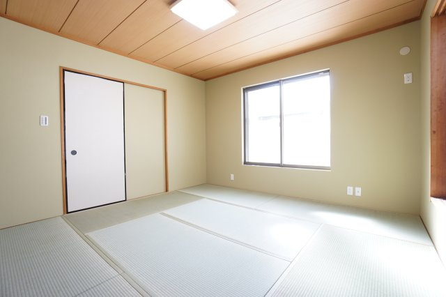 クロスの色にこだわり、落ち着いた雰囲気になっています♪