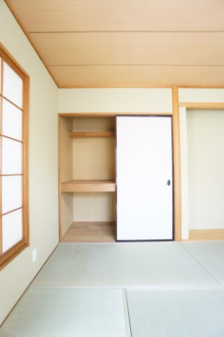 押し入れもあるため、お布団も仕舞えます♪