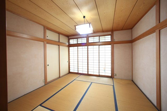 南向きの窓から光が届きます。寝室や客間としても利用可能