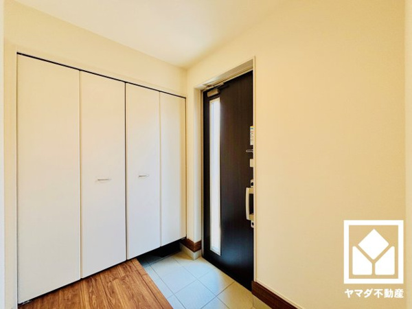 【草津市草津町　2期　2号棟の玄関】
