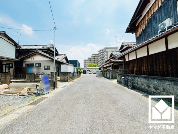 【草津市草津町　2期　2号棟の前面道路含む現地写真】