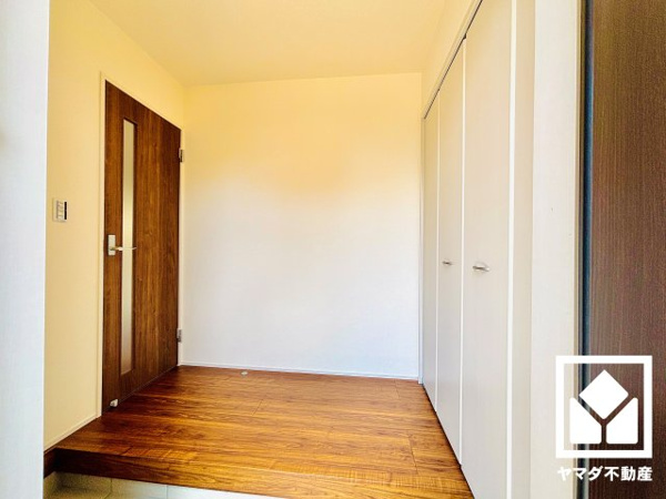 【草津市草津町　2期　2号棟の玄関】