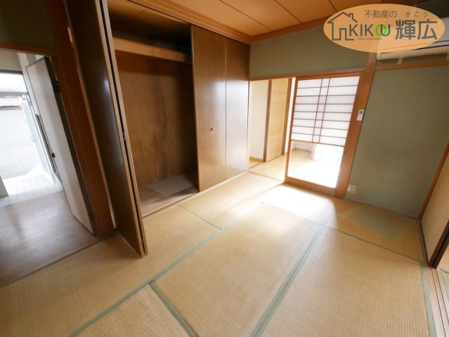 1F和室は約6畳ございます。お隣の和室6畳とつながっております。