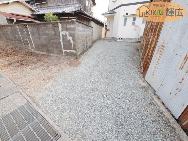 駐車場にはお車2台停めれます。