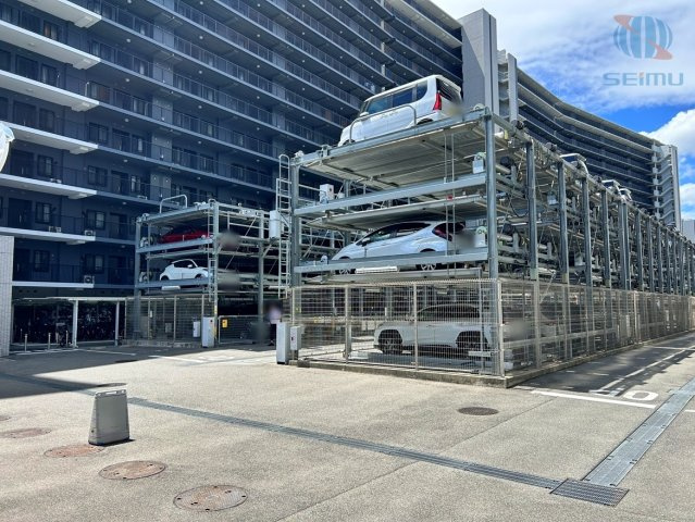 【敷地内駐車場(機械式)】敷地内に機械式駐車場を完備。大規模マンションならではの充実した共用設備です。
