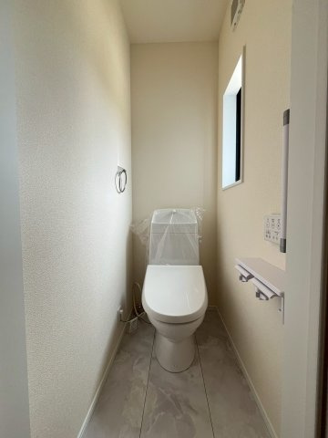 ウォシュレット機能付きトイレです。タオルリングやペーパーホルダーも完備です。