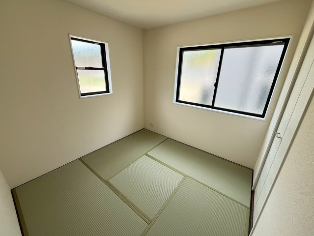 子供の遊び場やお昼寝スペースなど使い方色々の落ち着く空間の和室付。